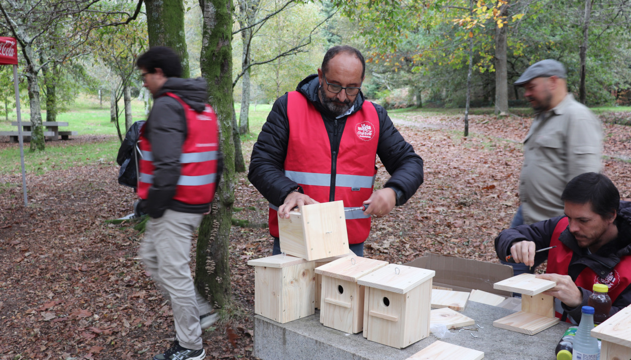 Uno de los voluntarios de Coca-Cola trabajando en el montaje de una de las cajas nido