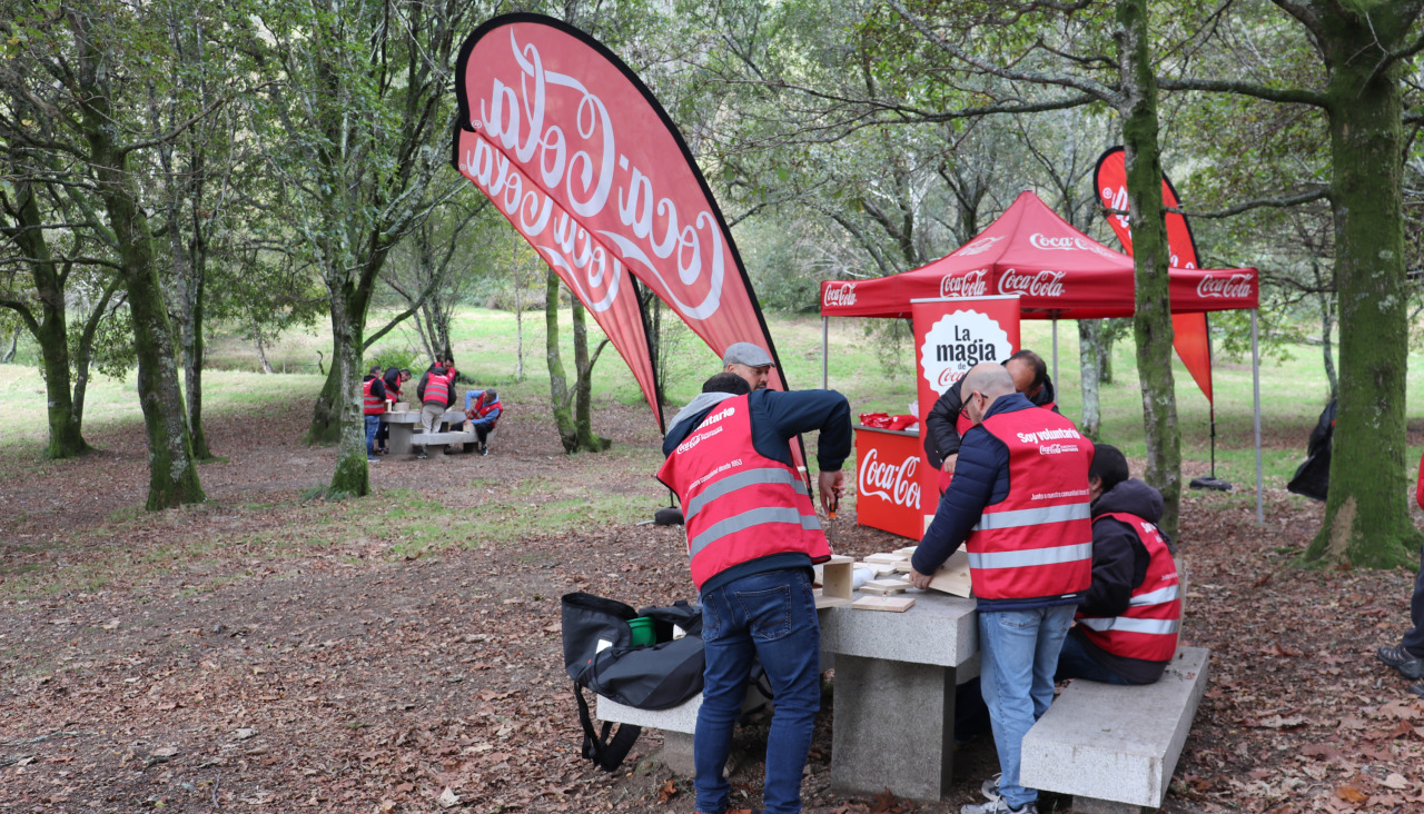 Los empleados pudieron construir más de una docena de cajas nido para pequeñas aves voluntariado Coca-Cola