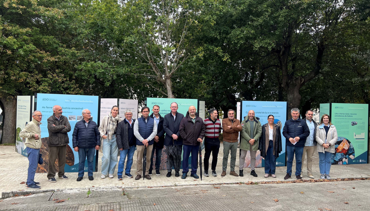 Foto de familia en la inauguración 'Tesouros da Terra' en Lestedo (Boqueixón)