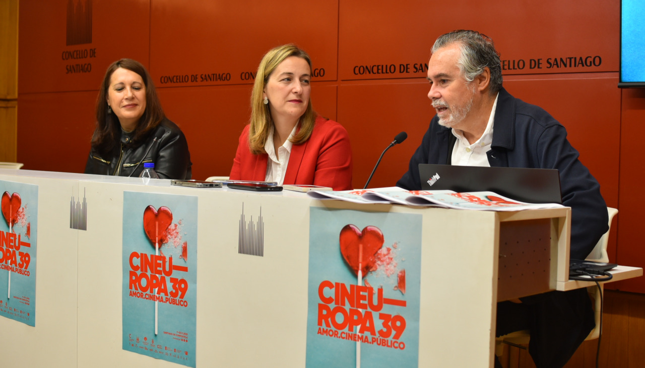 O director de Cineuropa, José Luis Losa, xunto á concelleira Míriam Louzao e a deputada Natividade González, durante a presentación da 39ª edición do festival no Concello de Santiago