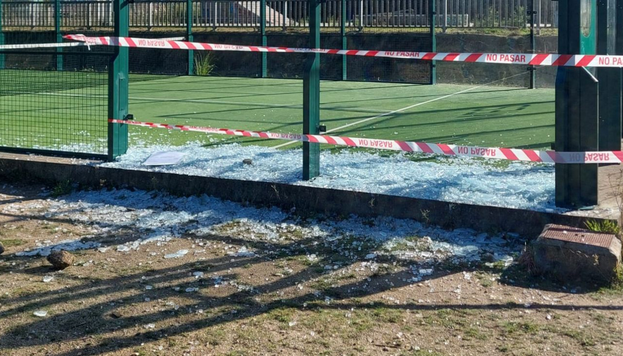 La pista municipal de pádel de O Milladoiro permanecerá cerrada hasta la reparación de los cristales dañados tras el acto vandálico