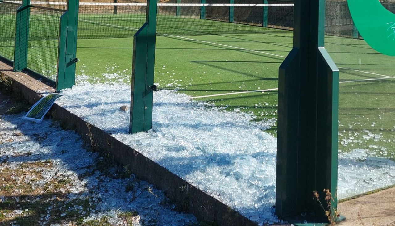 Los cristales rotos de la pista municipal de pádel de O Milladoiro, que permanecerá cerrada hasta su reparación