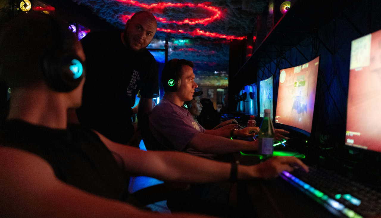 Gente jugando a videojuegos