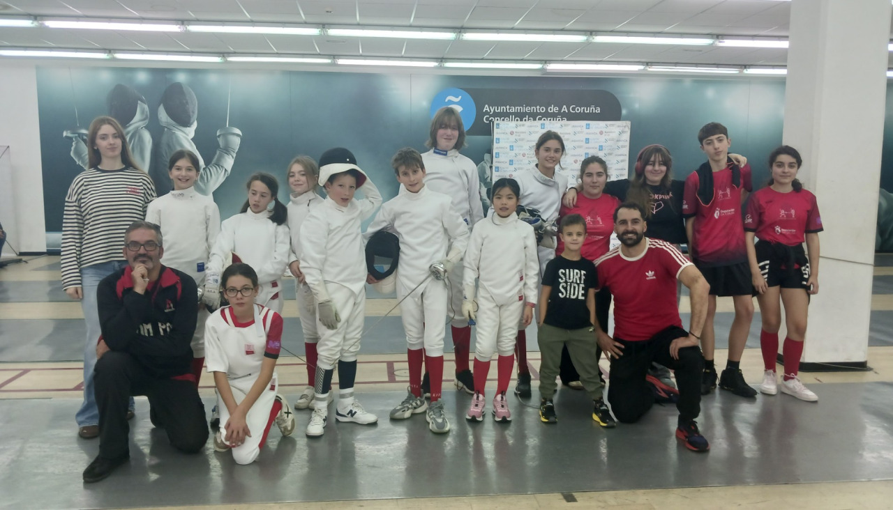 Tiradores e técnicas do Club Compostela de Esgrima acompañados polos adestradores Xosé Piñeiro e Adrián Penido.