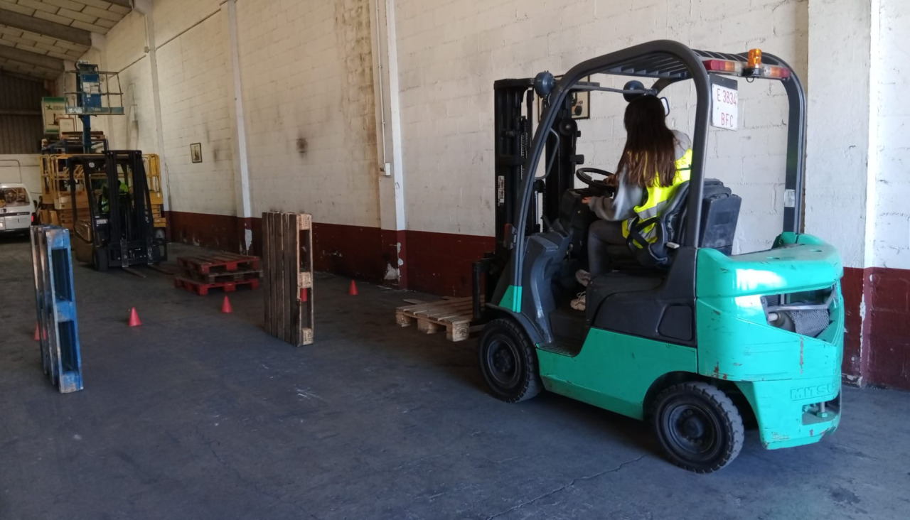 As accións formativas impartiranse no Centro Empresarial do Tambre e incluirán máis de 300 horas de formación en loxística, comercio e limpeza