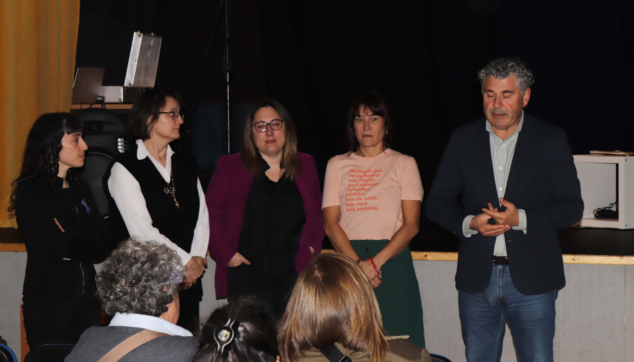 O alcalde de Boqueixón, Ovidio Rodeiro, destacou o traballo do CIM durante a VII Xornada de Sensibilización en Violencia contra a Muller celebrada en Camporrapado