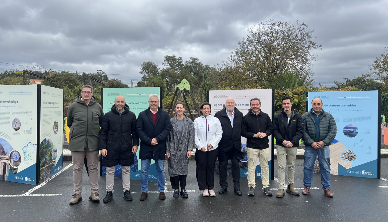 Representantes da Cámara Mineira de Galicia, autoridades locais e membros das empresas colaboradoras durante a inauguración da exposición 'Tesouros da terra' en O Pino