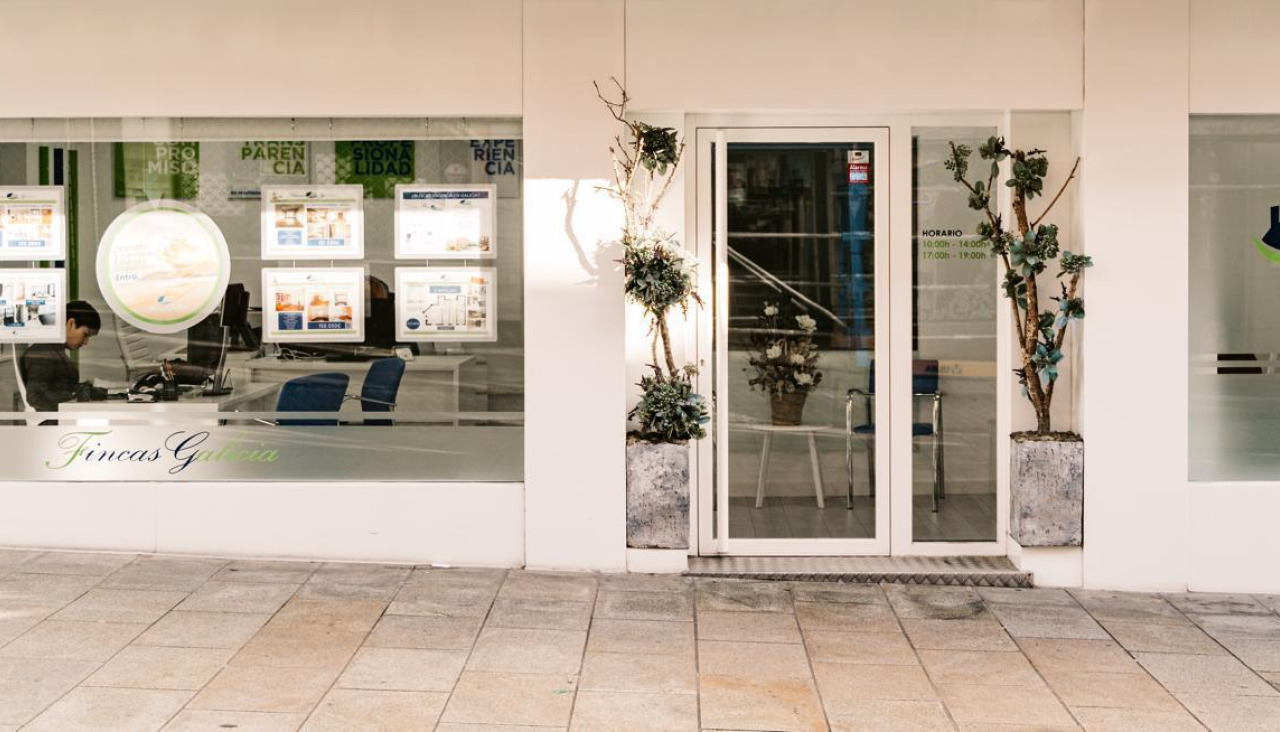 Oficina de Fincas Galicia, donde un equipo especializado gestiona operaciones de compraventa y proyectos de rehabilitación