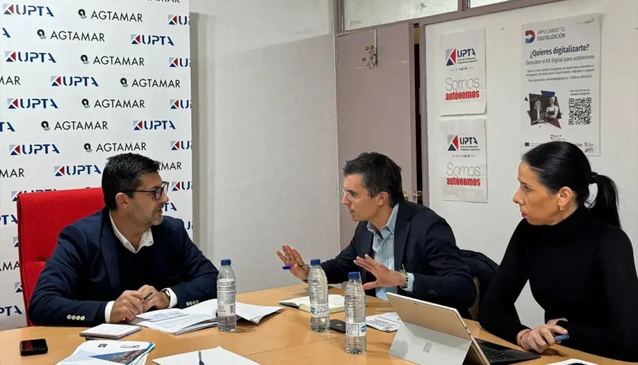 El presidente de UPTA, Eduardo Abad; el portavoz del PP de Santiago, Borja Verea, y la concejala Olaya Otero reunidos