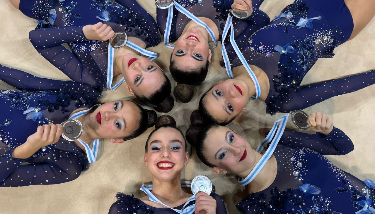 Las gimnastas del conjunto júnior absoluto de Viravolta posan con las medallas tras proclamarse subcampeonas gallegas en Vigo