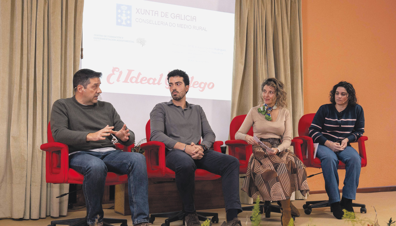 Juan Rico, Mateo Serantes, Paola Feal (moderadora) e María Ramos participaron na mesa redonda que se celebrou na sede do CFEA de Guísamo
