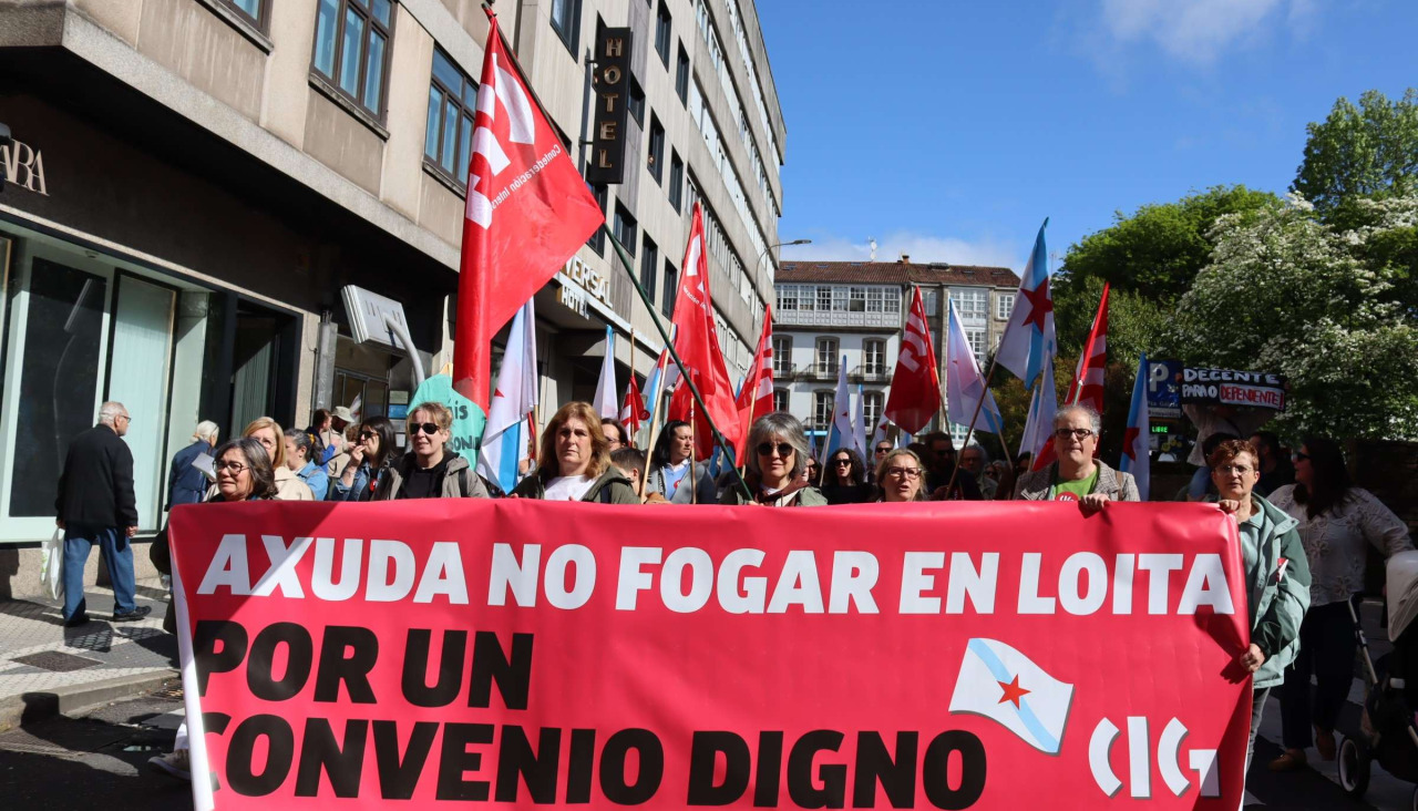 Trabajadoras de residencias privadas de mayores se movilizan en Compostela durante la protesta celebrada en abril de este año
