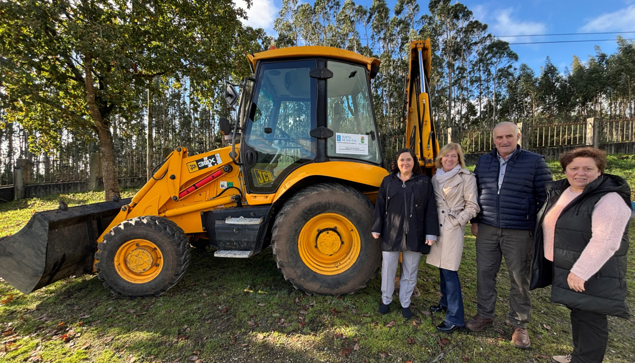 A delegada da Xunta, Belén do Campo, e a alcaldesa de Trazo, Josefina Suárez, presentaron o novo vehículo, que permitirá reforzar os traballos de limpeza, recuperación de espazos e actuacións ambientais en todo o municipio
