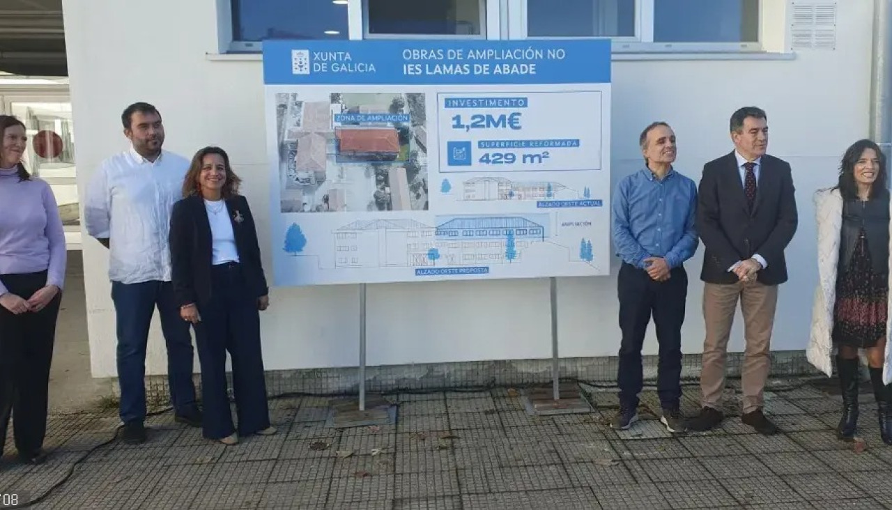 El conselleiro de Educación, Román Rodríguez, junto a distintas autoridades del centro y el arquitecto Efren Miota