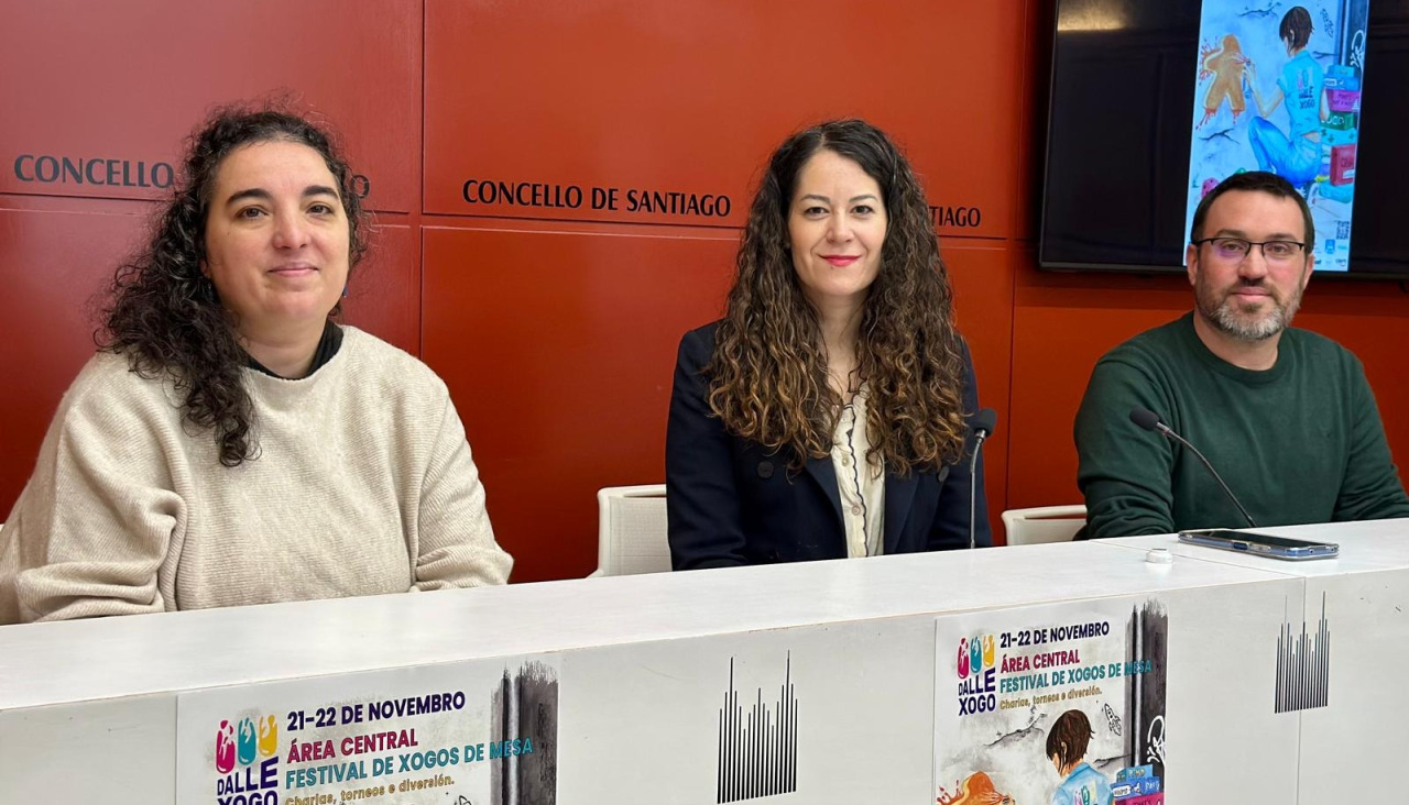 A concelleira María Rozas, xunto ás promotoras Cristina Neira e Kiko Cociña