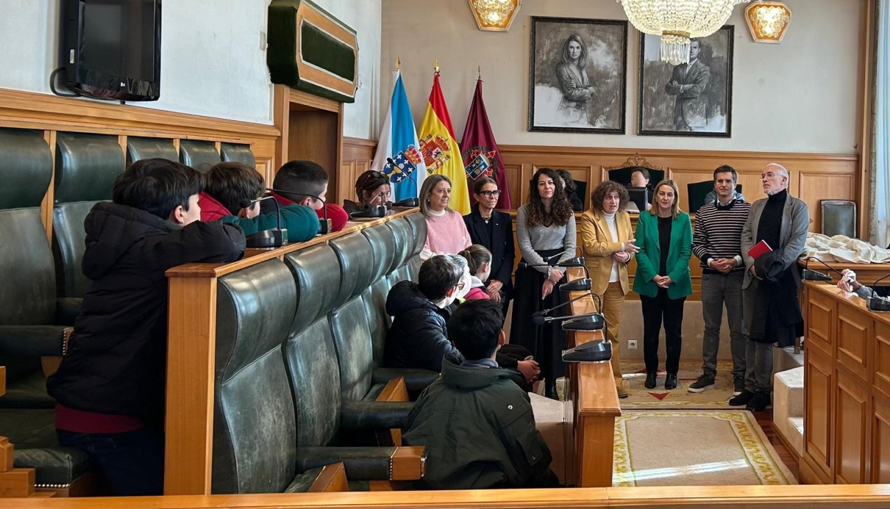 A alcaldesa Goretti Sanmartín e concelleiras do goberno local acompañaron ao alumnado do CEIP Arquitecto Casas Novoa no pleno infantil celebrado no Pazo de Raxoi con motivo do Día Mundial da Infancia
