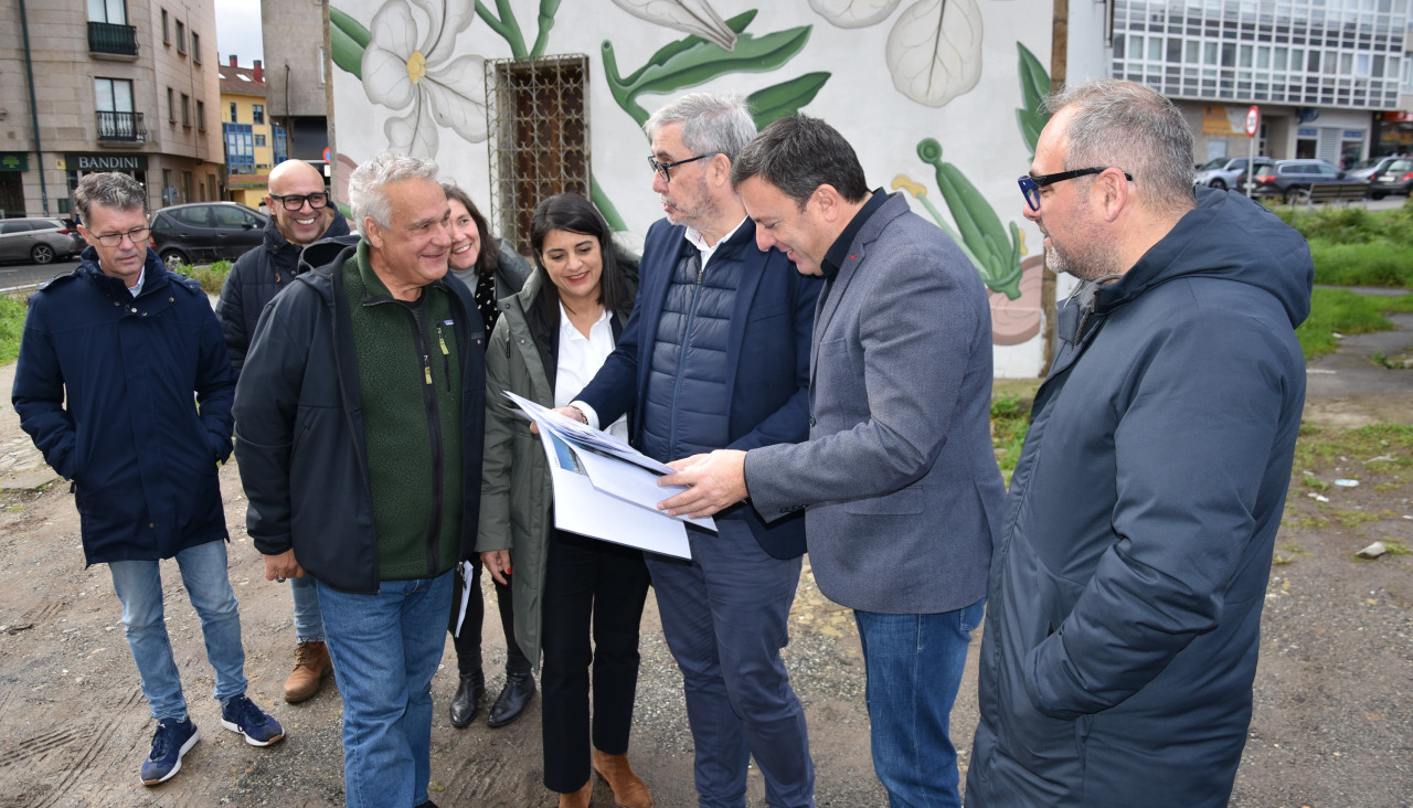 González Formoso y el alcalde de Ames, Blas García, en la Casa de Barbazán, donde se ubicará el futuro Mercado Municipal de Ames