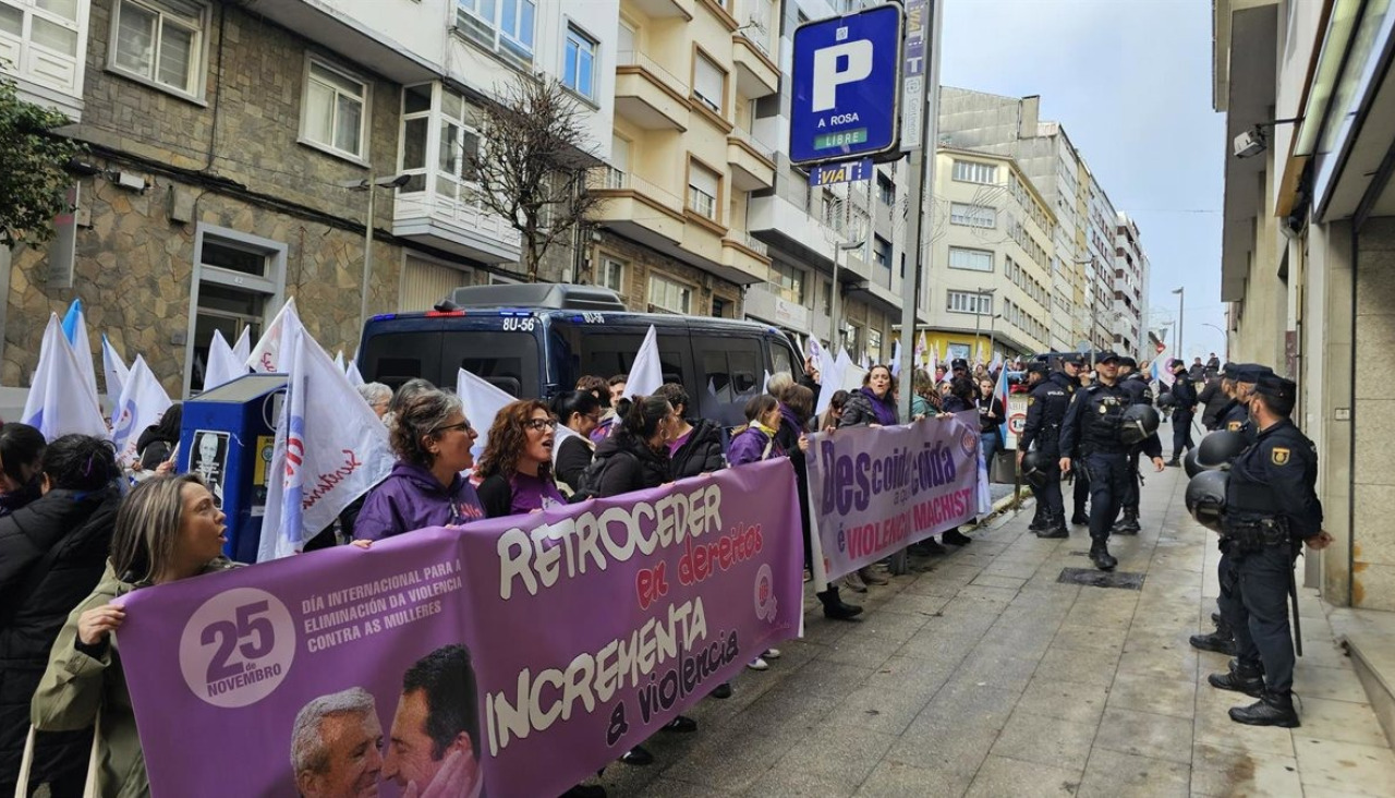 Manifestación delante de la sede del PP de Santiago