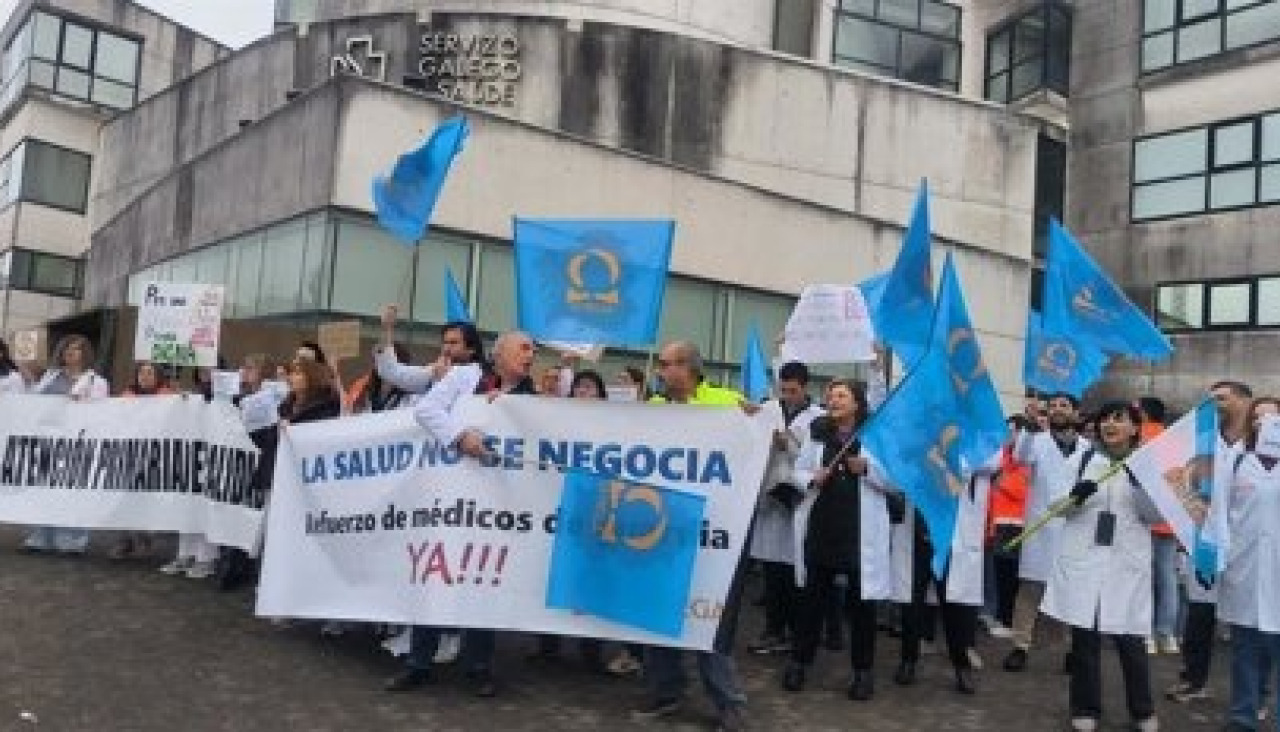 Concentración del sindicato médico O'Mega frente a la Consellería de Sanidade