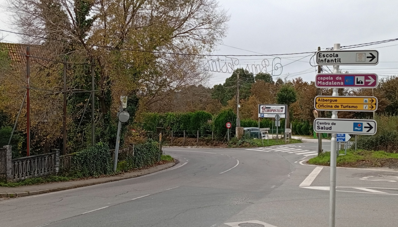 Cruce entre la Travesía do Oporto y la rúa Magdalena, en O Milladoiro, cuya peligrosidad denuncia UCIN Ames