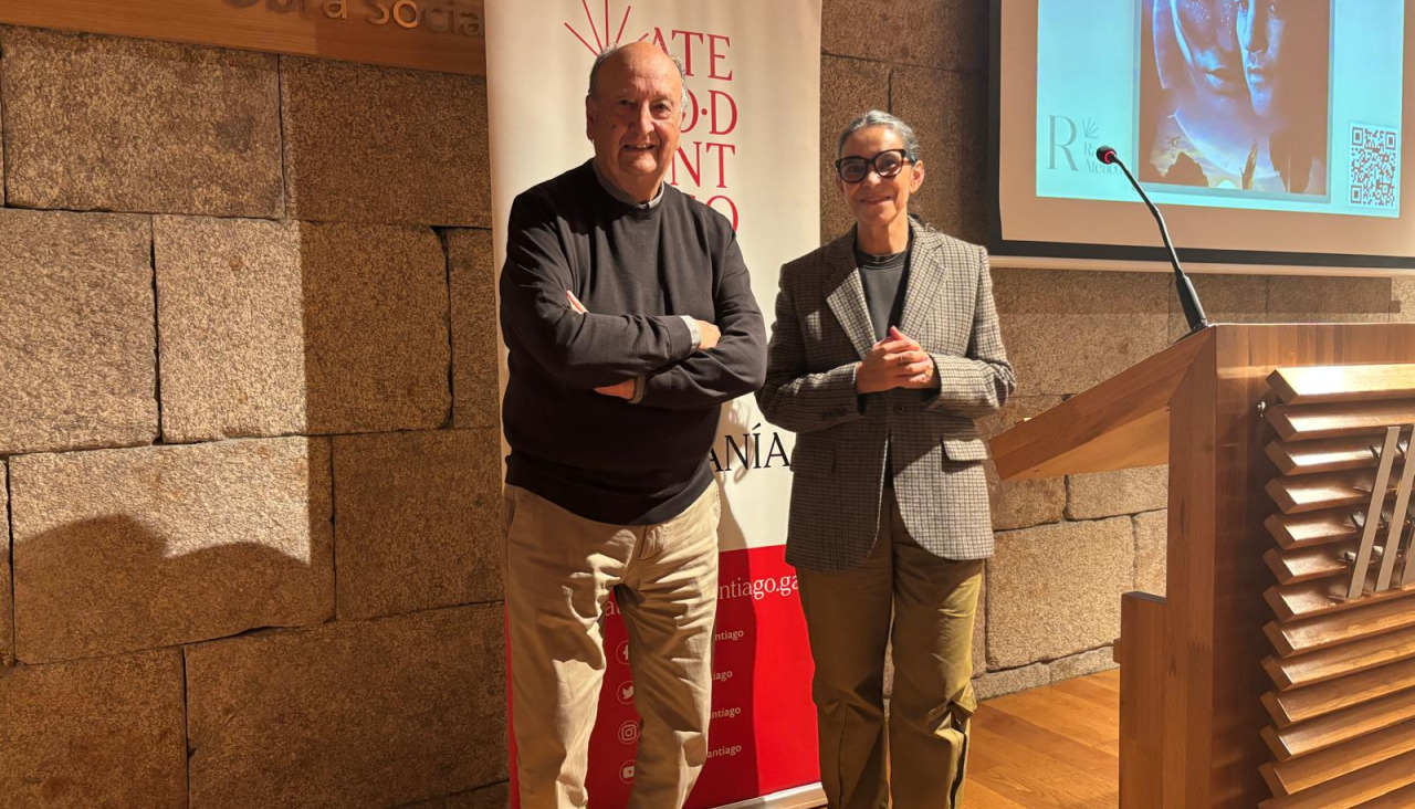 Mercedes Rosón, junto al presidente del Ateneo de Santiago, Pancho Candela, durante una de las conversaciones mantenidas sobre la reposición de la placa dedicada a Chané