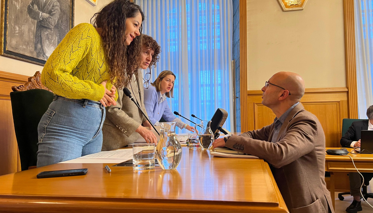 Gonzalo Muiños durante un pleno municipal conversando coa Alcaldesa e as tenentes de Alcaldesa