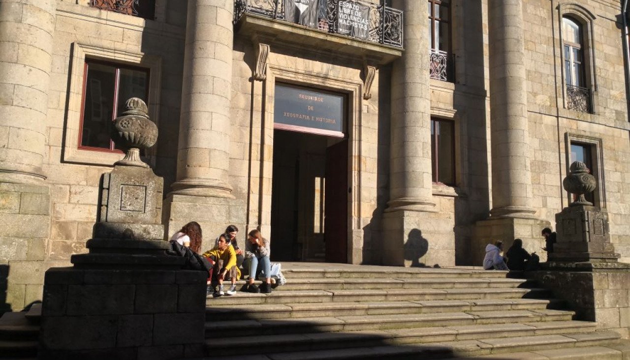 La Facultad de Geografía e Historia de la USC, donde se llevará a cabo la intervención de restauración y reforma adjudicada por el Consorcio de Santiago