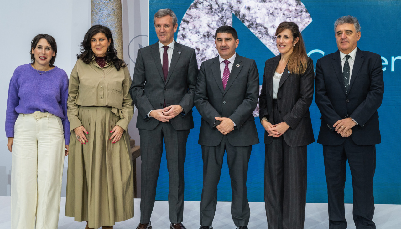 Foto de familia de las autoridades presentes en el acto