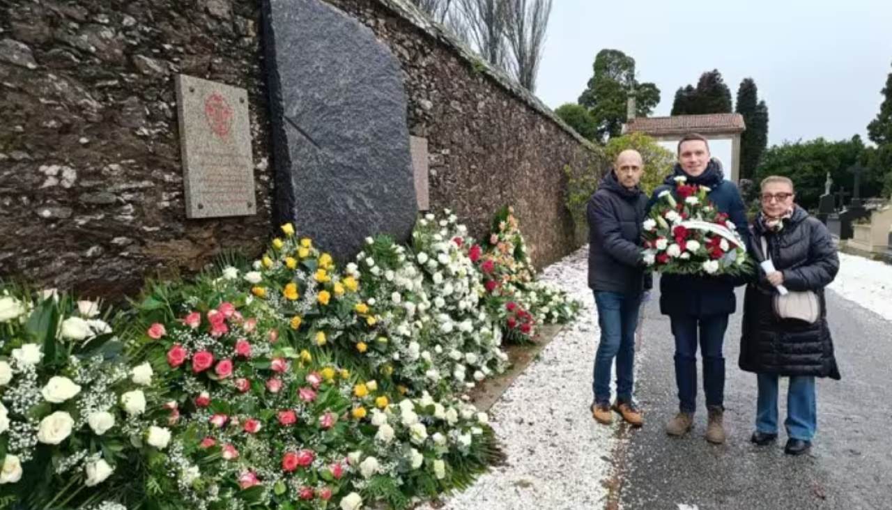 El representante del PSOE de Santiago, Aitor Bouza, junto a la Fundación Luis Tilve y la UGT