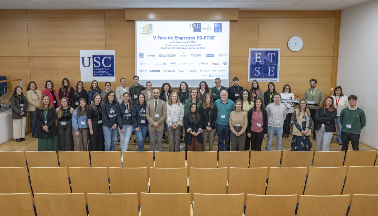 Foto de familia de los participantes del foro