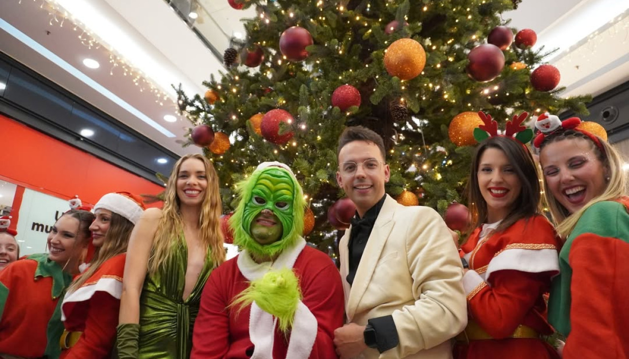Imagen del encendido de las luces de Navidad en el centro comercial