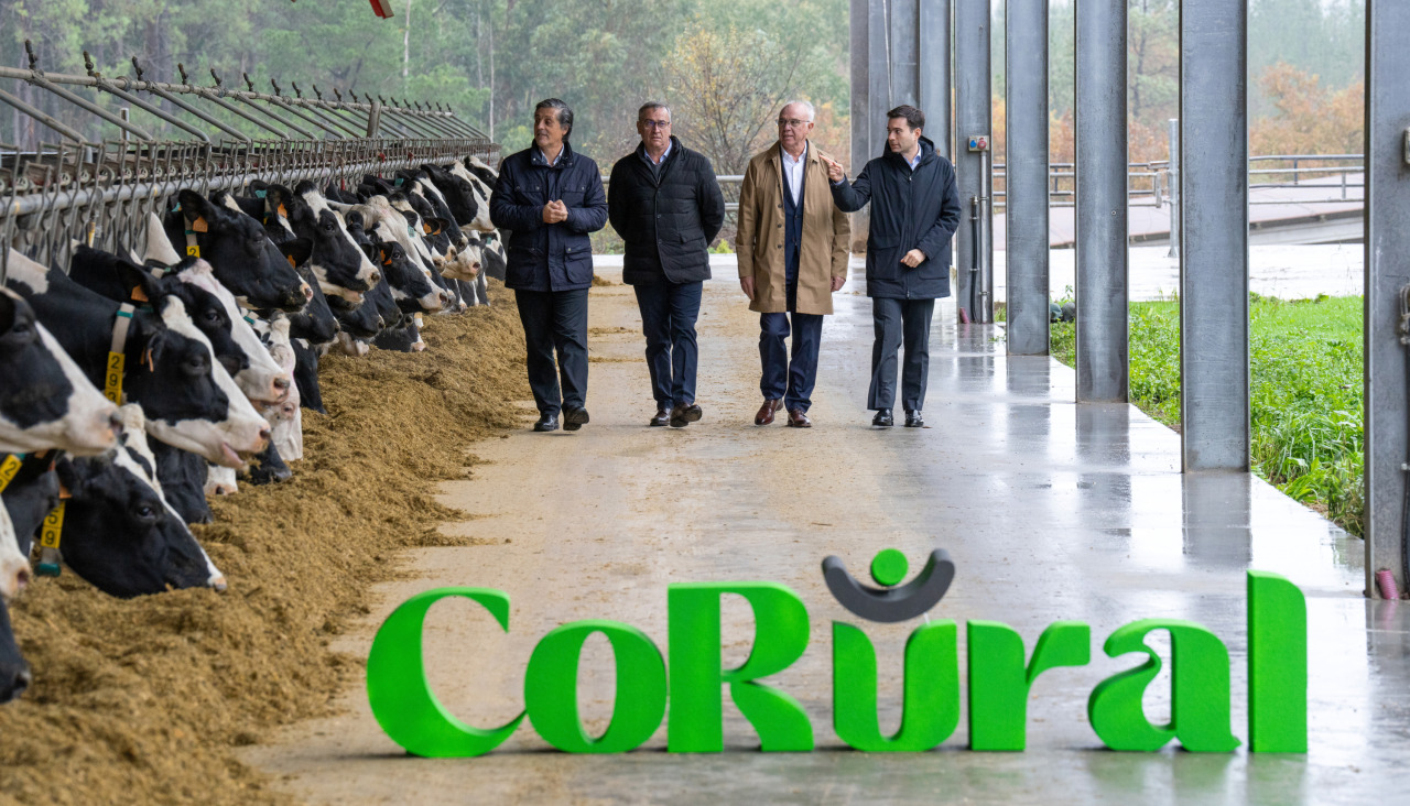 De derecha a izquierda: Juan Gallástegui (director general de Clun); José Marqués (presidente de Leche Celta); José Ángel Blanco (presidente de Clun); Javier Bretón (director general de Leche Celta)