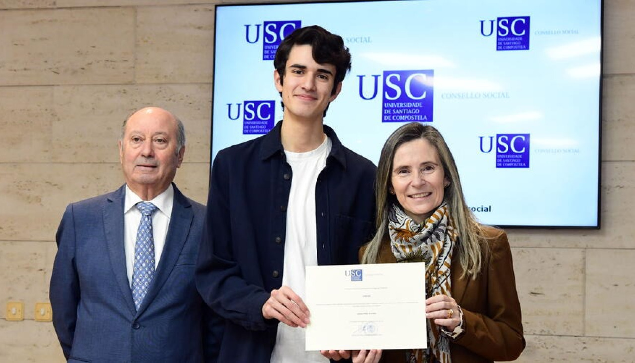 Diego Pérez, no centro, acompañado da presidenta e do vicepresidente do Consello Social da USC, Cecilia Sierra e José Villarnovo