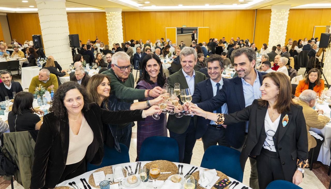 El presidente Alfonso Rueda, acompañado del líder del PP compostelano, Borja Verea, y representantes del PPdeG