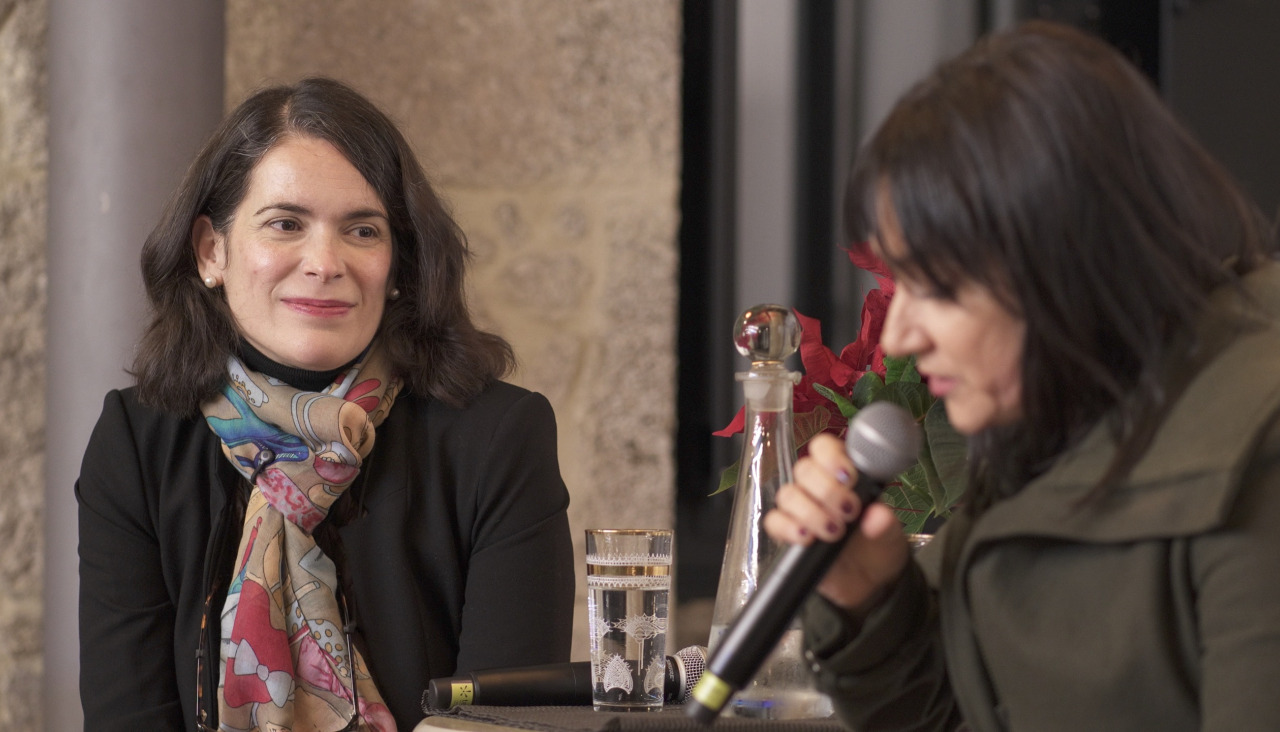 Cristina Pato escucha atentamente a la cantante Guadi Galego