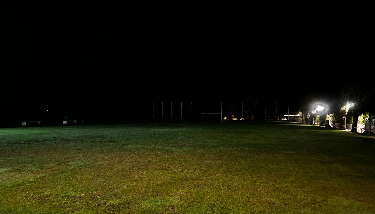 Vista de una instalación deportiva municipal en horario vespertino, cuando la falta de iluminación condiciona la actividad de los clubes, según explica el PP