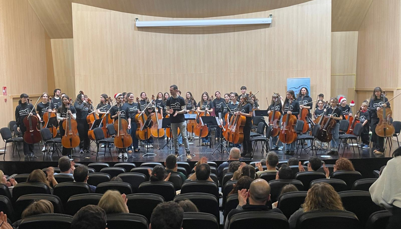 La Orquesta Soncello, integrada por medio centenar de violonchelistas de distintos niveles