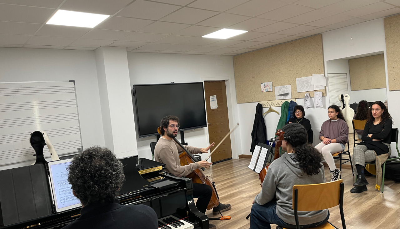 El violonchelista compostelano Iago Domínguez imparte una de las clases magistrales incluidas en el programa de la XI Xuntanza Soncello