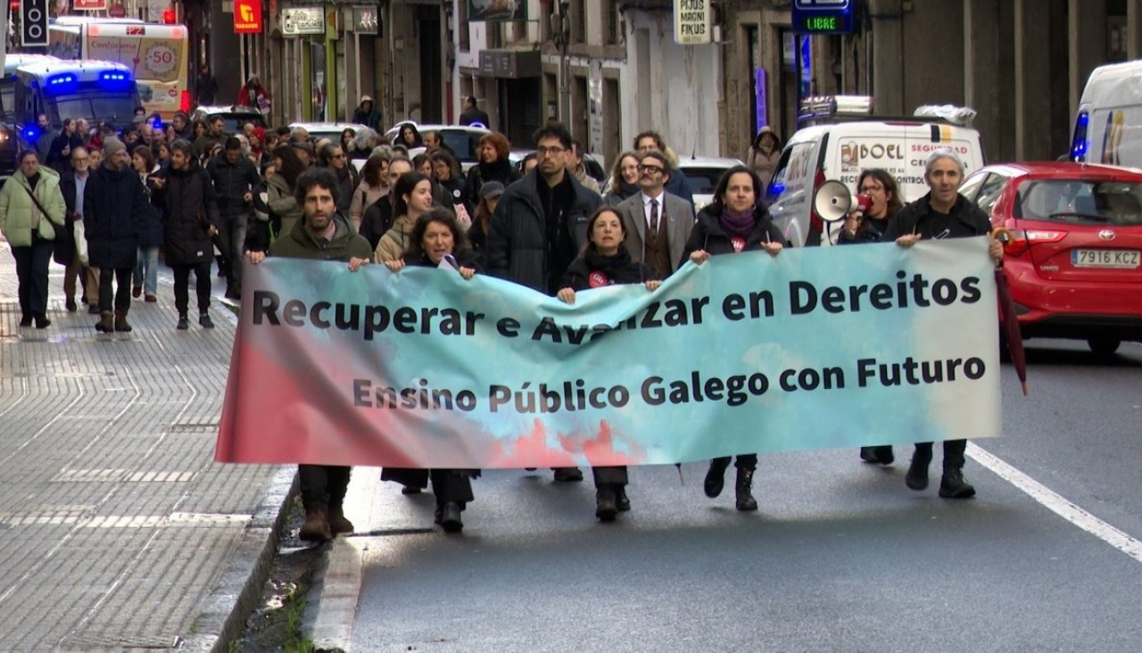 Decenas de profesores emprenden una "marcha fúnebre" en Compostela ante la "crítica situación" de la enseñanza pública