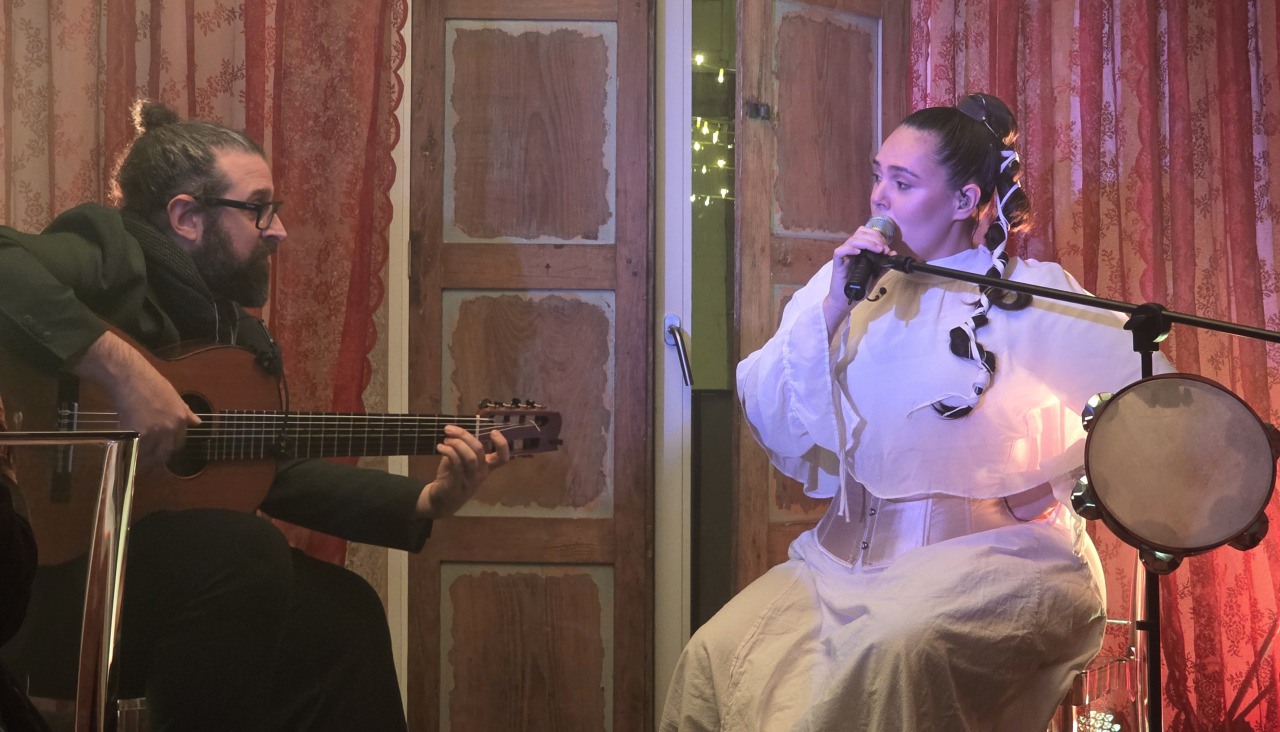 La cantante, acompañada del guitarrista Raúl Kiókio