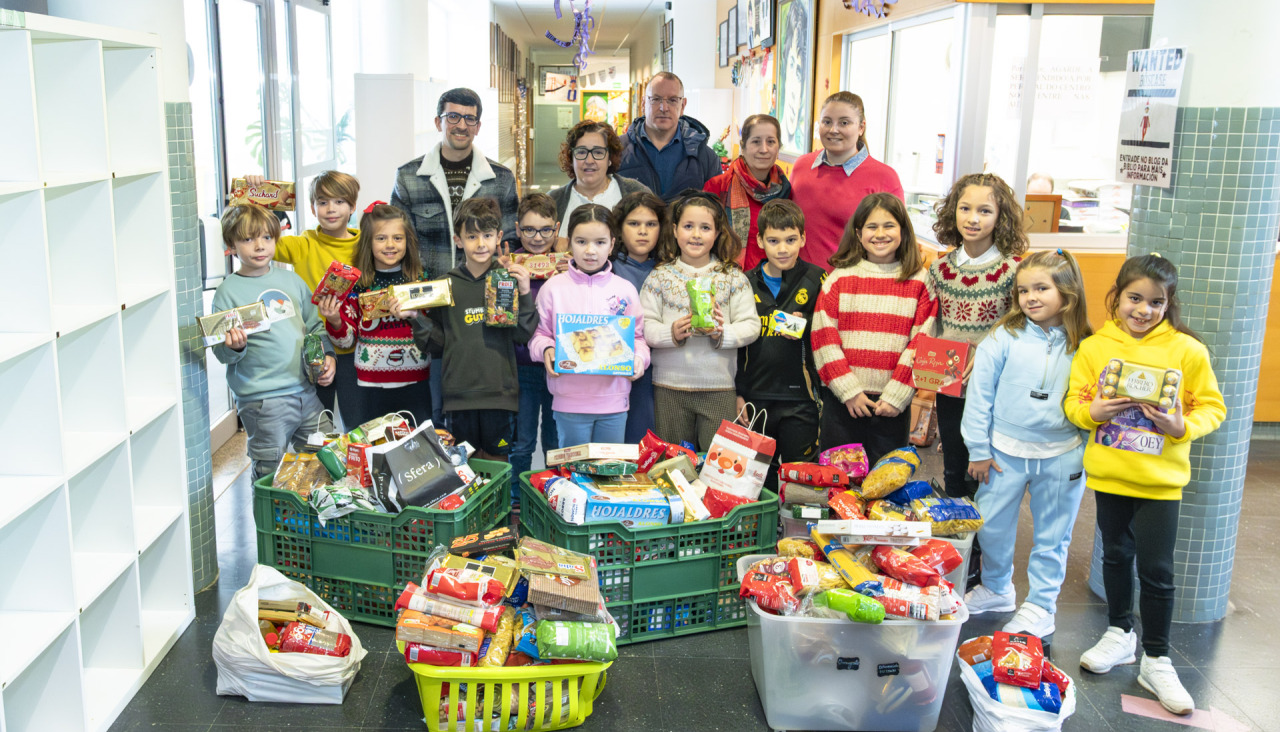 Alumnado, profesorado y representantes del Concello de Padrón durante el acto de entrega de los alimentos
