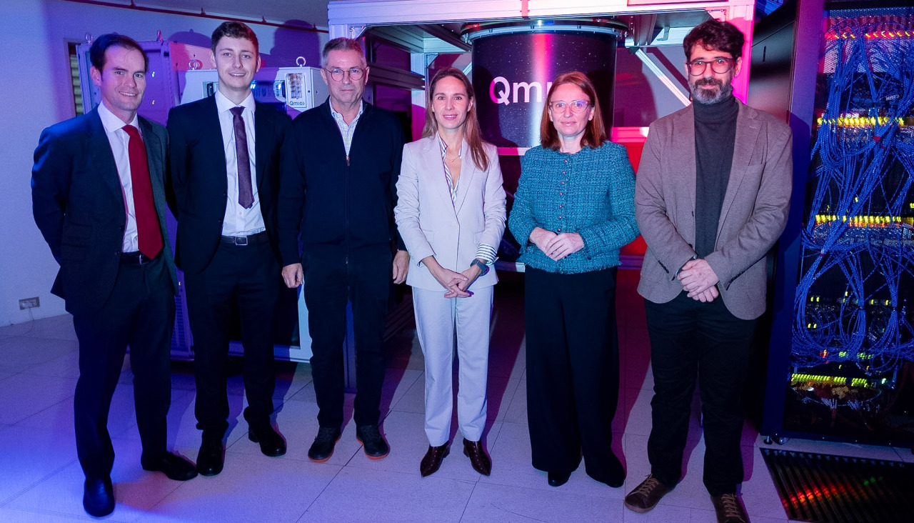 La directora de la Axencia Galega de Innovación, Carmen Cotelo y la directora general de Inteligencia Artificial del Gobierno central, Aleida Alcaide, durante su visita al Centro de Supercomputación de Galicia (Cesga) en Santiago de Compostela.
