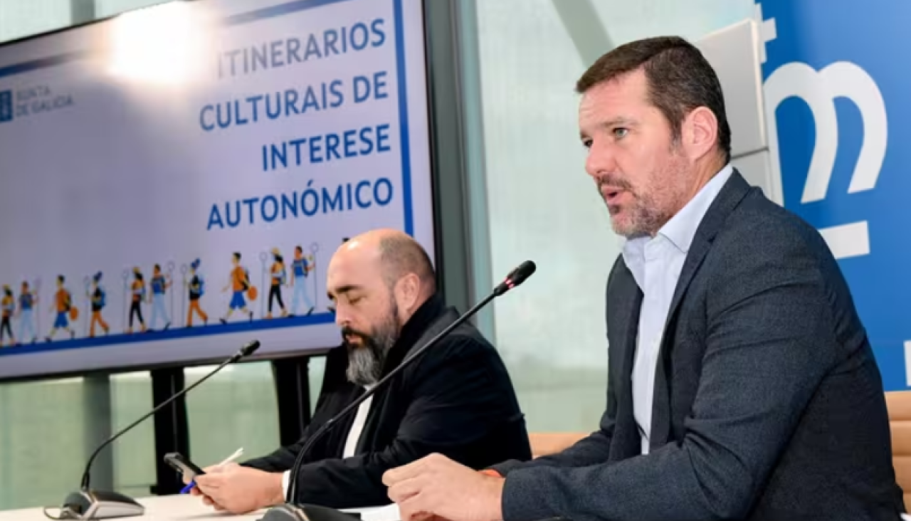 El conselleiro de Cultura, Lingua e Xuventude, José López Campos, se reúne con alcaldes de Galicia para dar a conocer la nueva figura de los itinerarios culturales