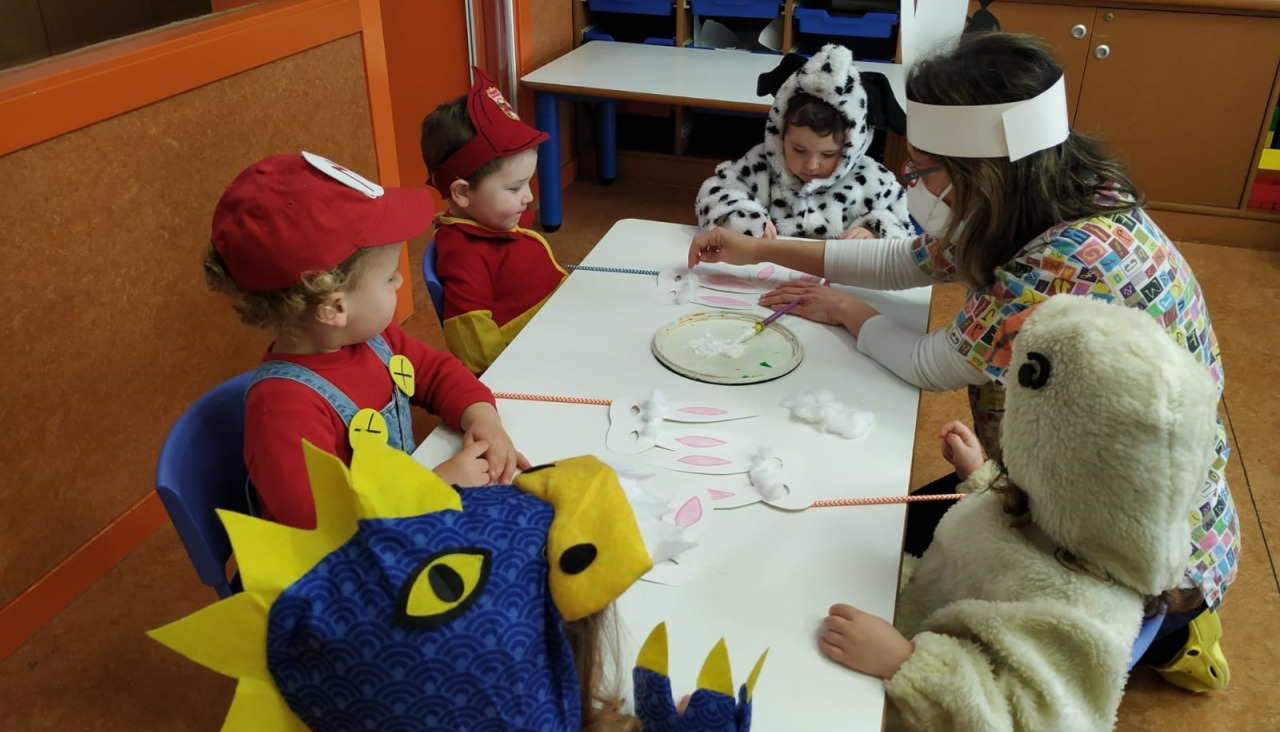 niños jugando en carnaval