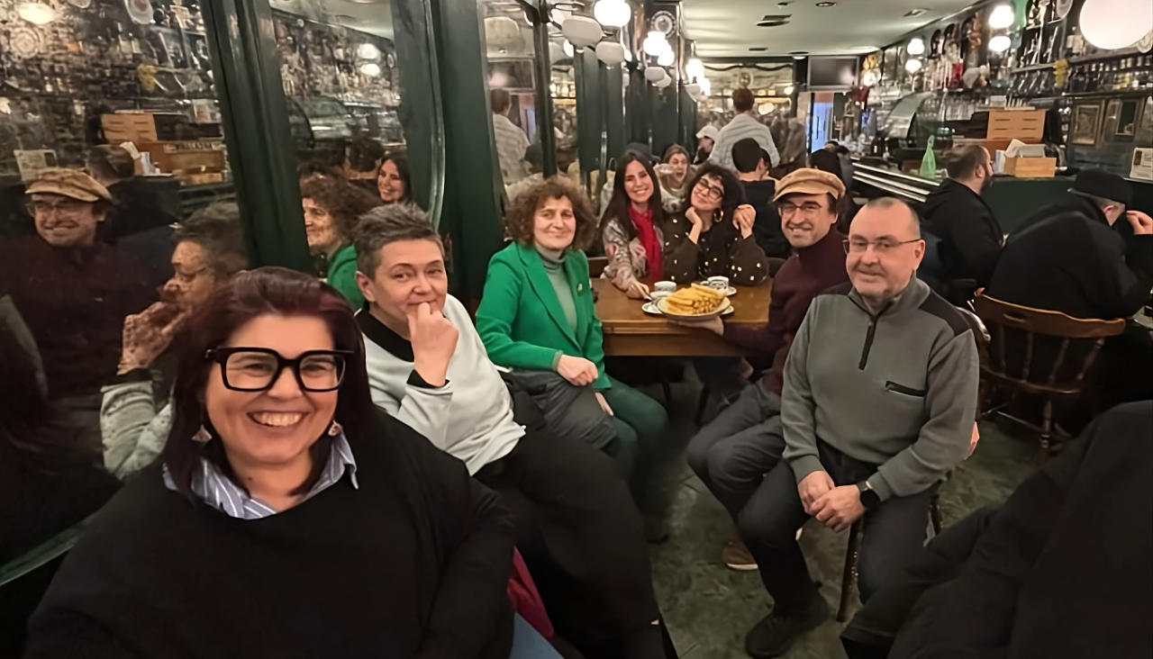 Miembros de la Corporación municipal, disfrutando de los últimos chocolates de Paradiso