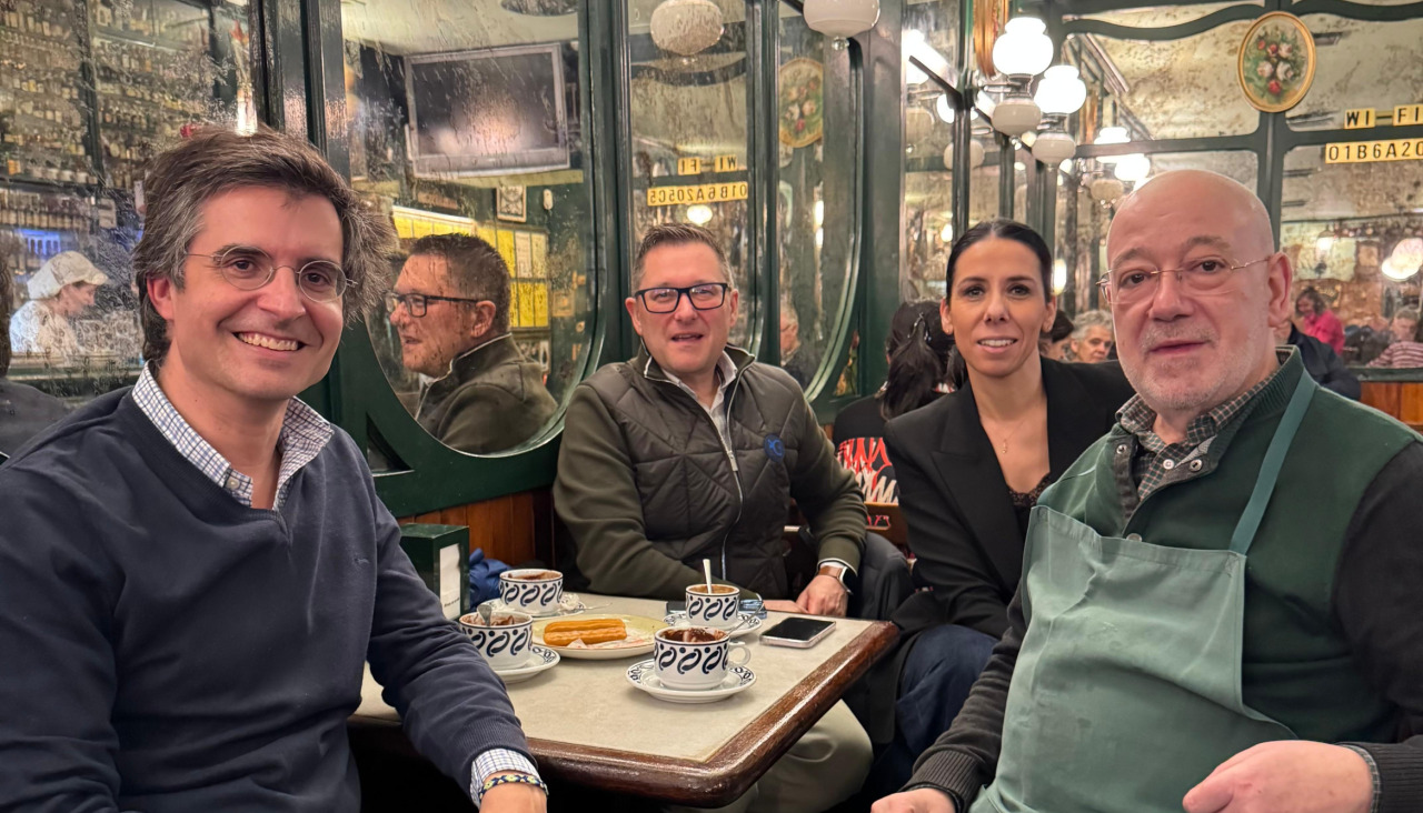 Borja Verea y miembros del PP de Santiago junto a Agustín, dueño de la cafetería Paradiso