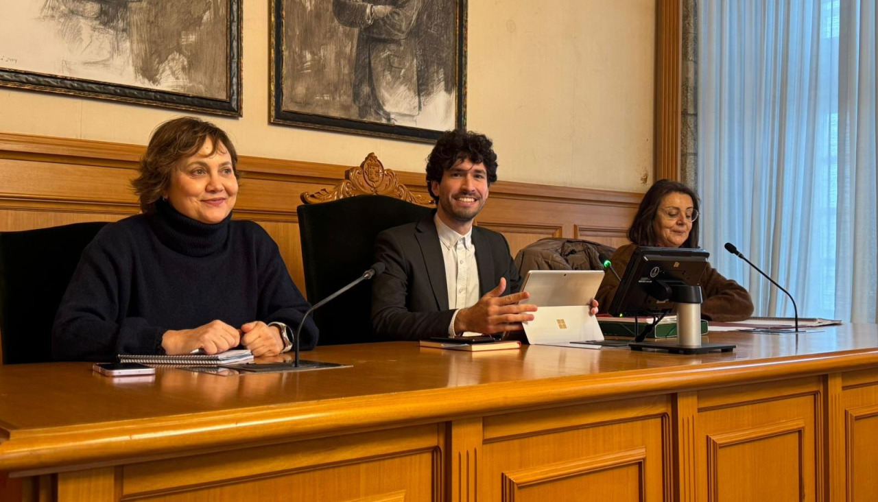 O concelleiro de Urbanismo, Iago Lestegás, presidiu no Pazo de Raxoi a mesa sectorial de vivenda na que se analizou a nova solicitude municipal para que Santiago sexa declarada zona de mercado residencial tensionado
