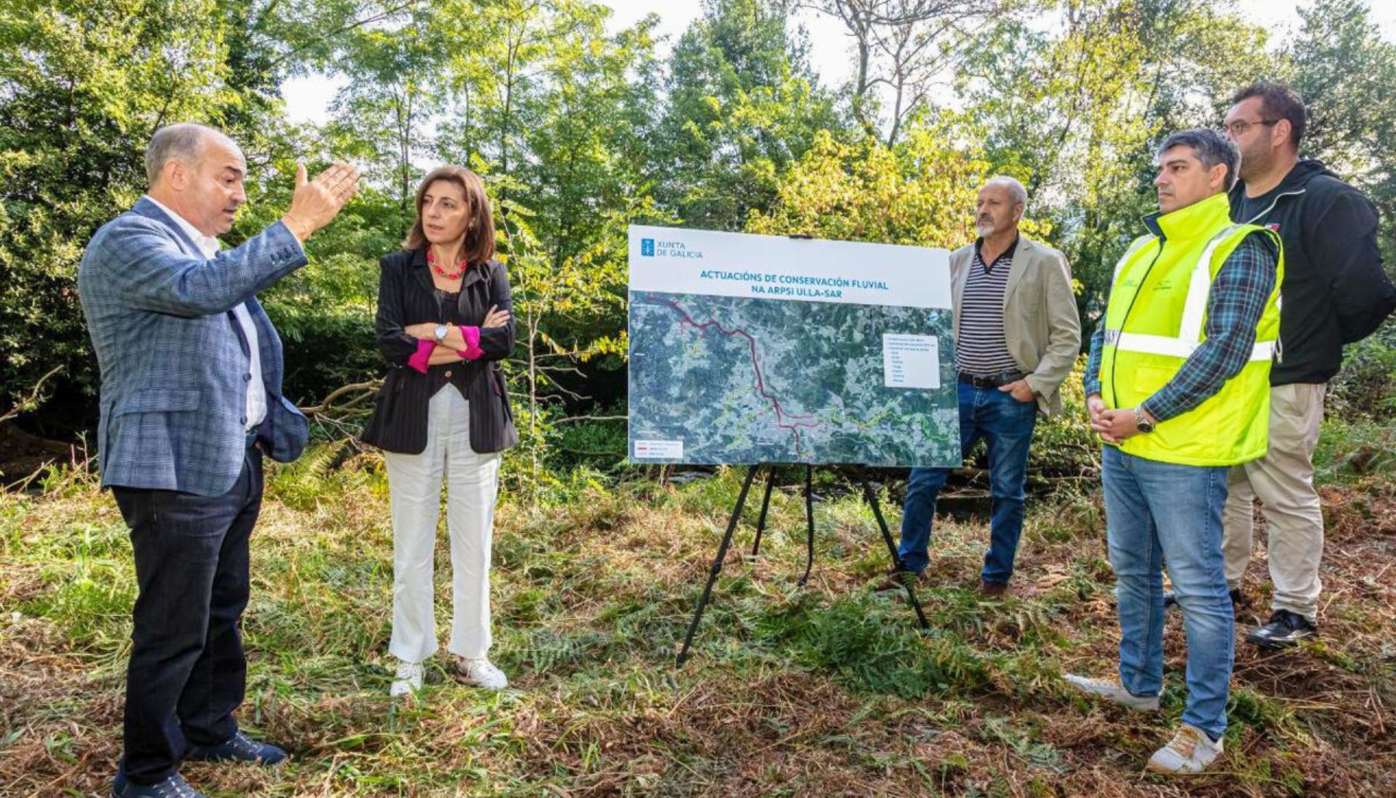 El alcalde de Rois, Ramón Tojo Lens, durante una visita de la conselleira de Medio Ambiente, Ángeles Vázquez, a las actuaciones llevadas a cabo el río Sar a su paso por el municipio