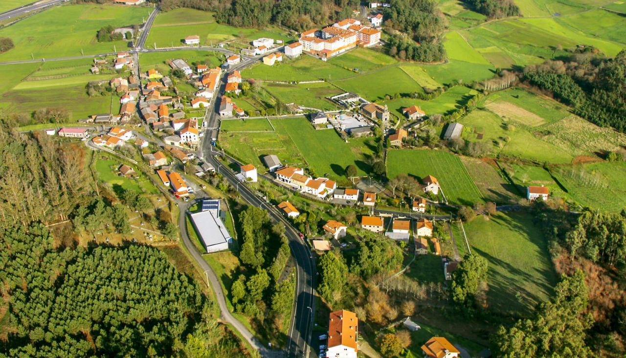 Vista aérea de Urdilde, el núcleo urbano más importante de Rois