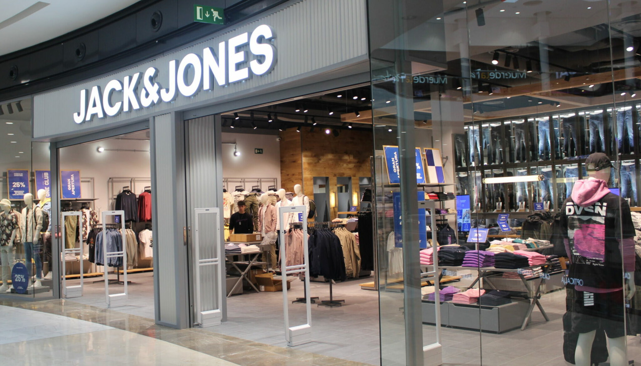 El establecimiento de Jack & Jones en As Cancelas, que busca incorporar nuevos vendedores a su equipo